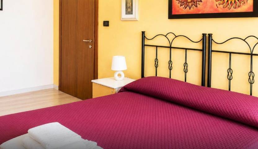 Lumora B&B - Chambre Double Levante avec Balcon, Wi-Fi et Climatisation in Crotone, Province de Crotone
