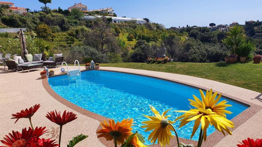 Location de vacances pour 4 personnes, avec jardin ainsi que piscine et vue, animaux acceptés à Cagnes-sur-Mer