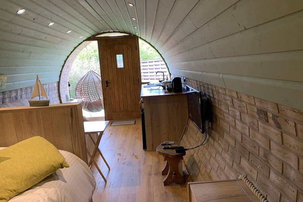 Entire apartment, Cosy escape heated luxury pod with hot tub in Minster-on-Sea, Kent