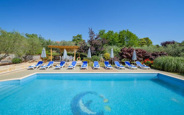 Ferienwohnung für 6 Personen, mit Terrasse und Pool sowie Garten