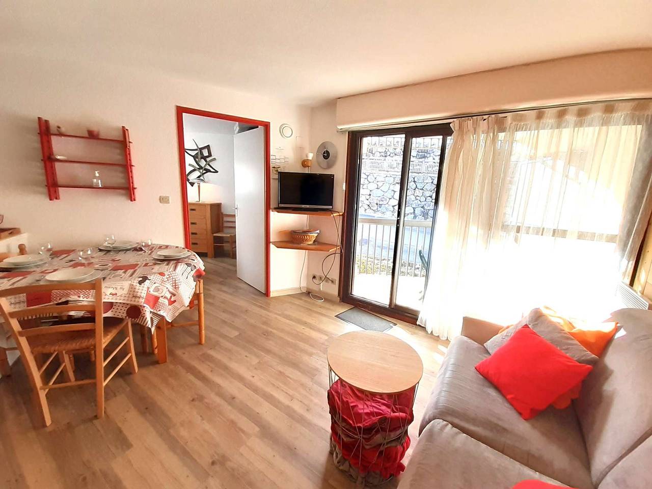 Entire apartment, T2 6 Pax, balcony, equipped kitchen, ski locker, 1700m, Saint-Lary in Saint-Lary-Soulan, Pyrenees National Park