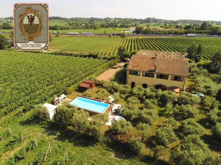 Agriturismo per 10 persone, con piscina e giardino nonché terrazza in Pozzolengo