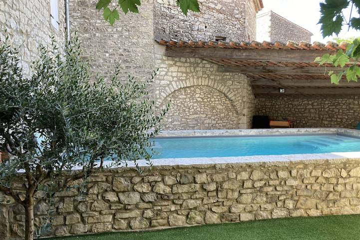 Location de vacances pour 8 personnes, avec terrasse et piscine à Saint-André-de-Cruzières