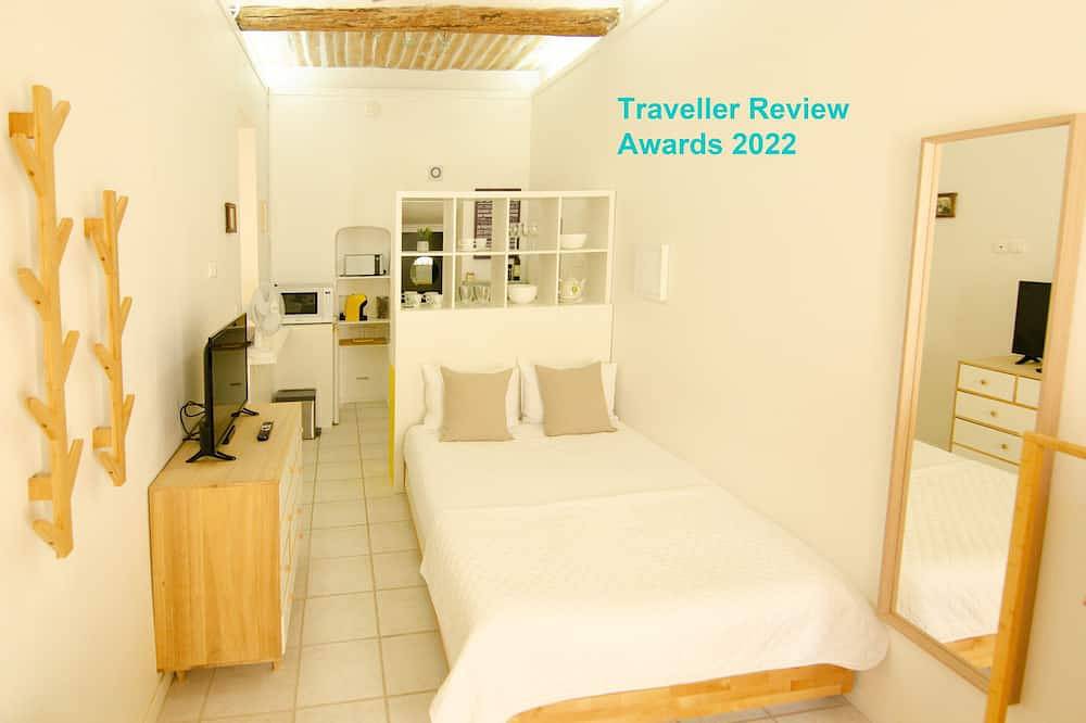 Entire apartment, Luberon - Elegant Private/ Privé Studio with aircon/clim - free wifi in Lauris, Parc naturel régional du Luberon