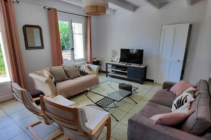 Gîte pour 10 personnes, avec piscine ainsi que jardin et terrasse à Caromb - 3