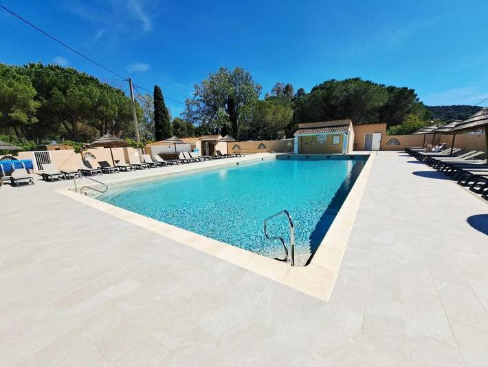 Camping pour 4 personnes, avec Terrasse ainsi que Jardin et Piscine