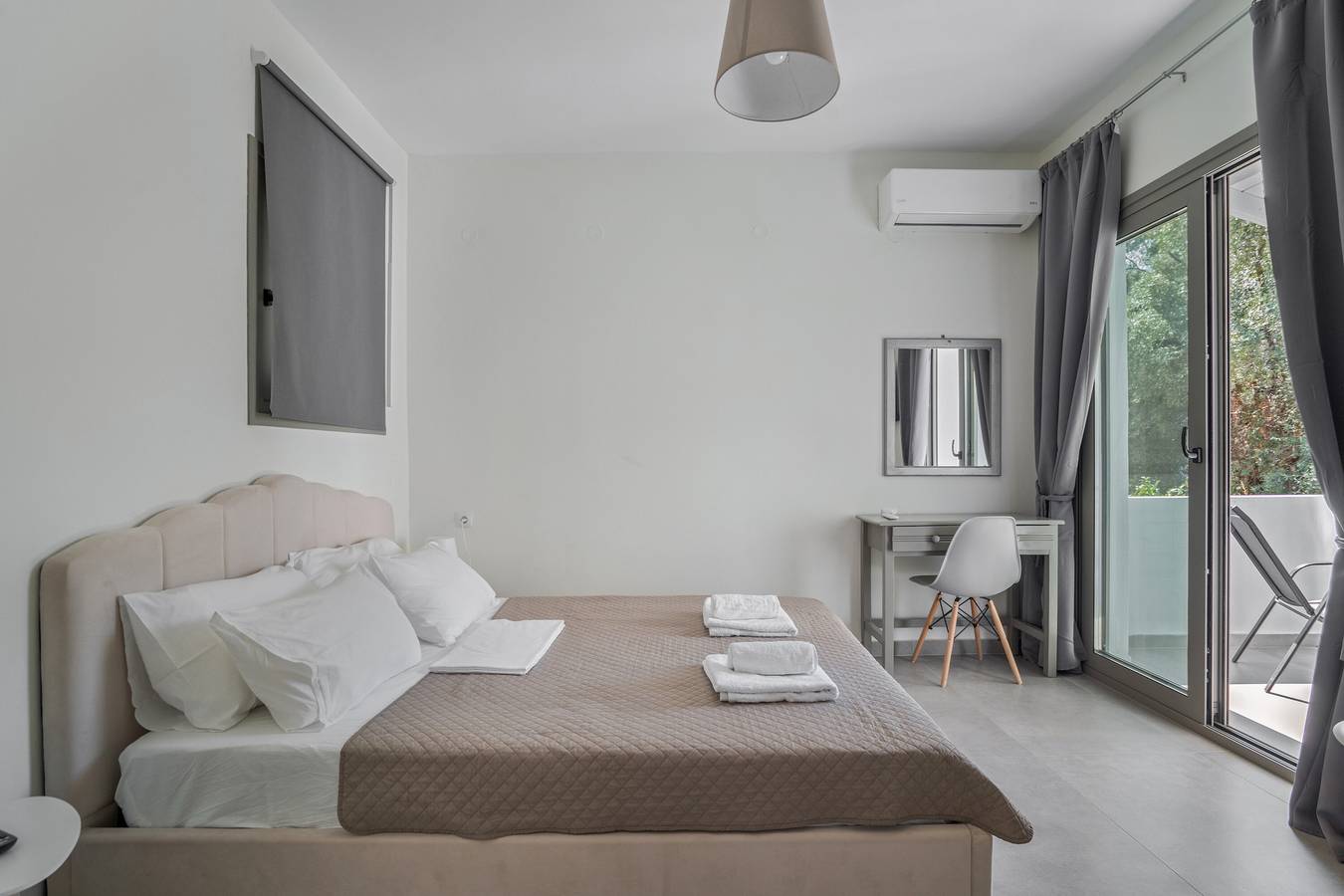 Entire studio, Studio Apartment 'King with Sofa Bed 3' with Sea View, Wi-Fi and Air Conditioning in Geni, Greece