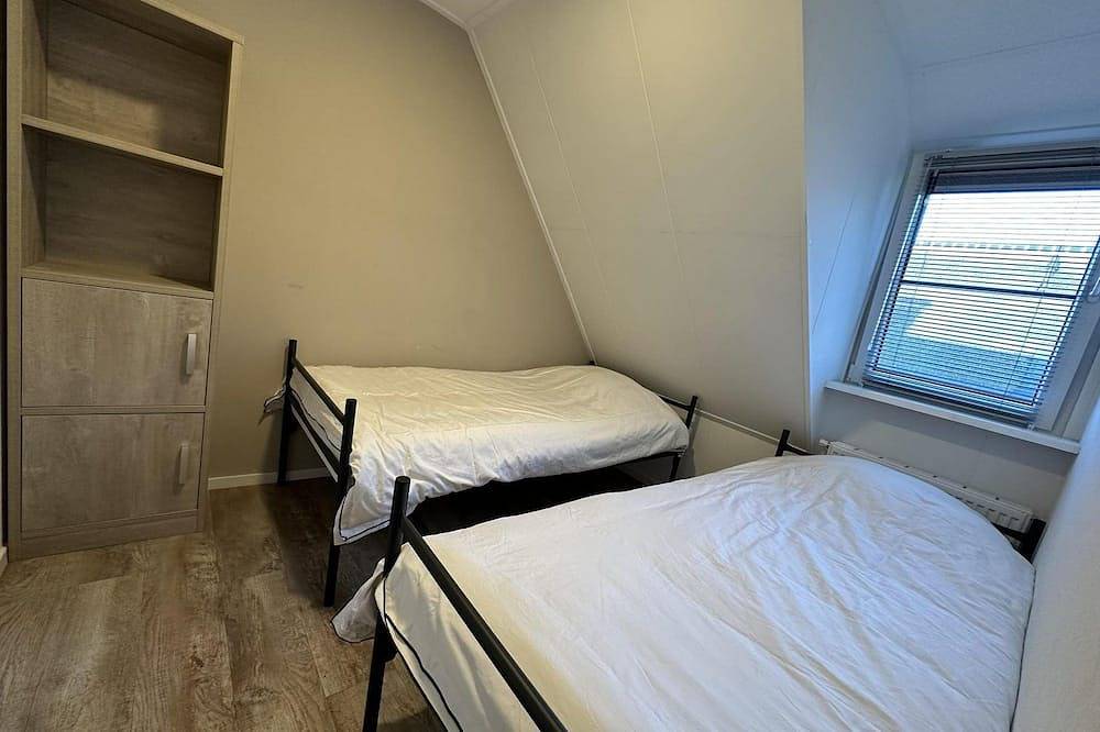 Freonskip is an 8 person child friendly water villa. in Idskenhuizen, Ijsselmeer