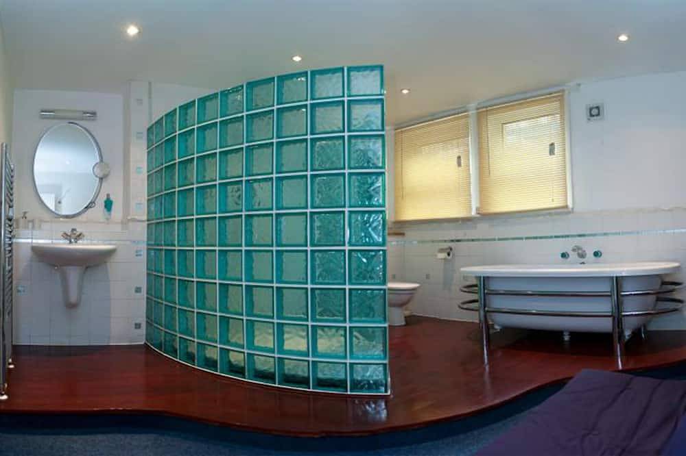 Entire apartment, Water's Edge - Sea Front Self Catering Apartment in the Heart of Swanage in Swanage, Dorset