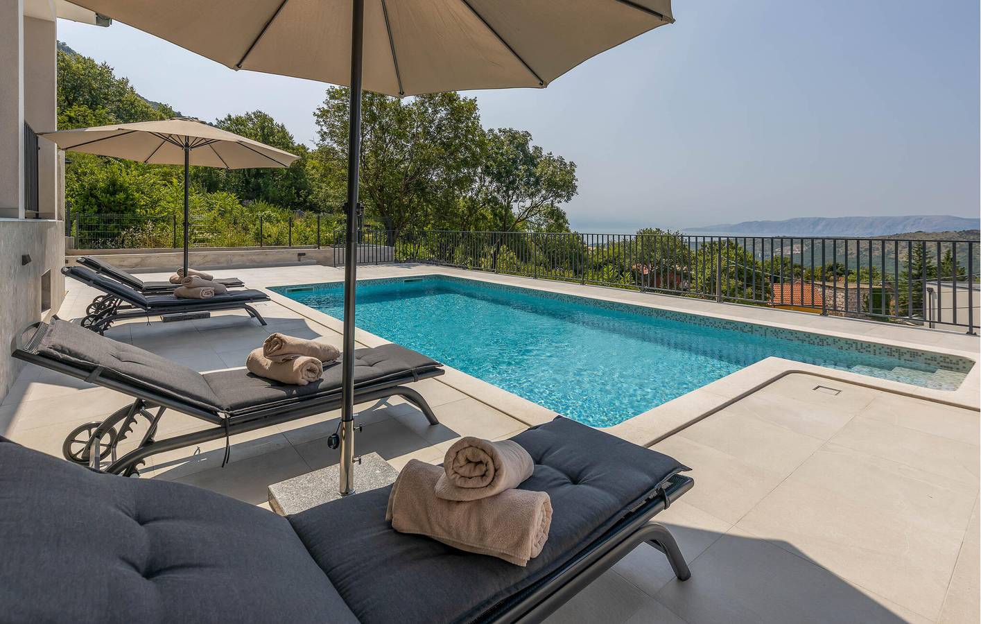 Oase am Meer: Modernes Apartment mit Pool, Parkplatz und nur 500 m vom Zentrum von Bribir entfernt in Bribir, Primorje-Gorski Kotar