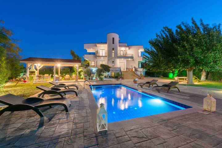 Ferienhaus für 8 Personen, mit Balkon und Terrasse sowie Garten und Pool