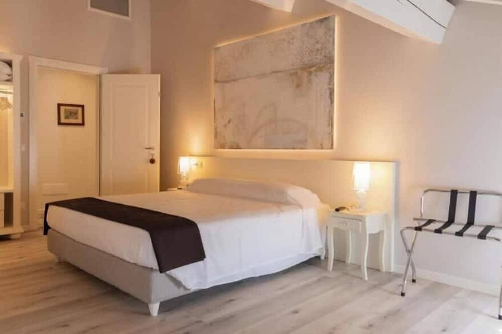 Villa La Personala | Villa Storica con Piscina nella Campagna Modenese in Mirandola, Provincia di Modena