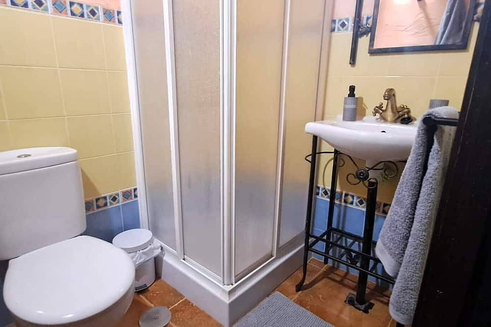 Rustic and cozy room with private bathroom, double bed and garden view. in Fuente Grande, Alfacar