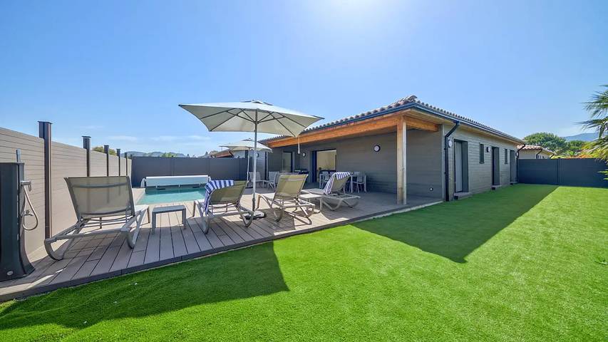 Villa pour 7 personnes, avec terrasse et piscine dans Cala Rossa