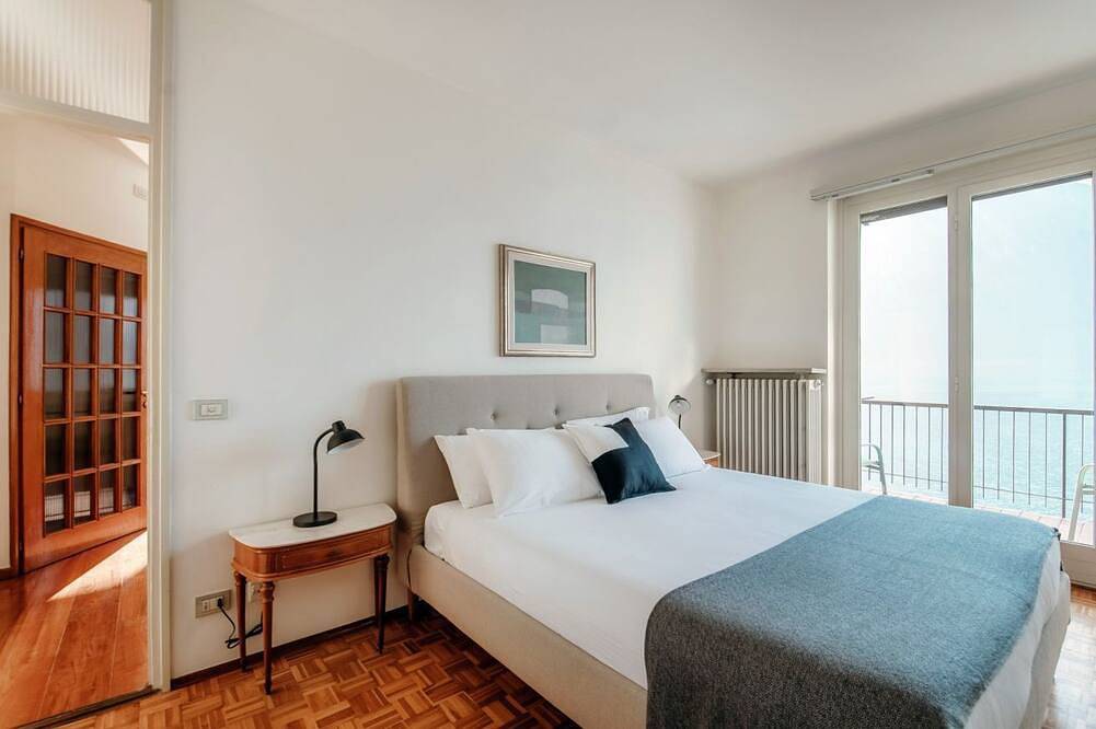 Apartamento entero, Apartment with Lakefront Terrace (Casa Cotima) in Campione d'Italia, Provincia de Como