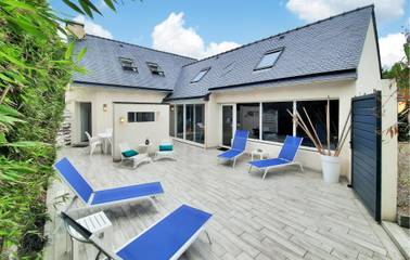 Location de vacances pour 7 personnes, avec jardin ainsi que piscine et terrasse à Moëlan-sur-Mer