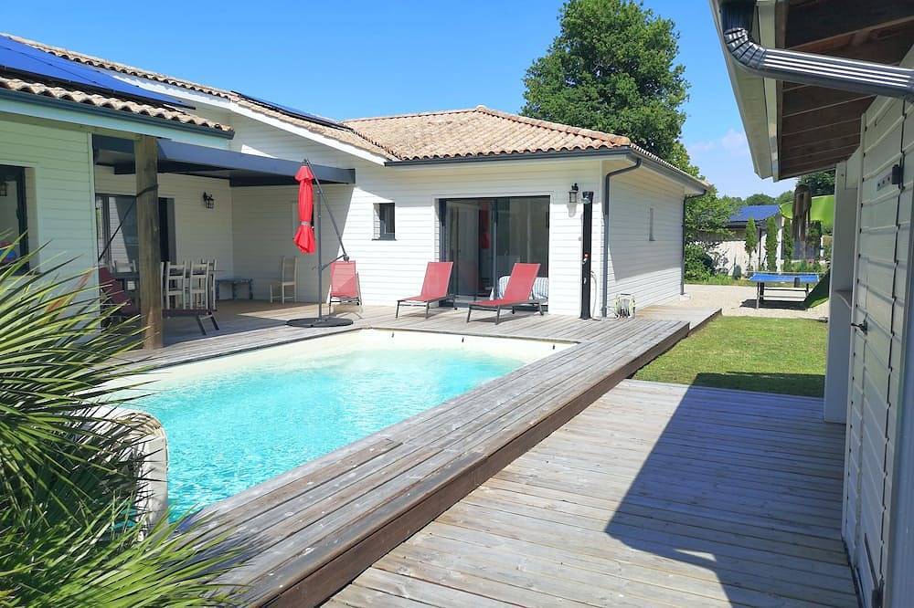 Modern wooden villa with swimming pool in Hourtin, Médoc Regional Natural Park