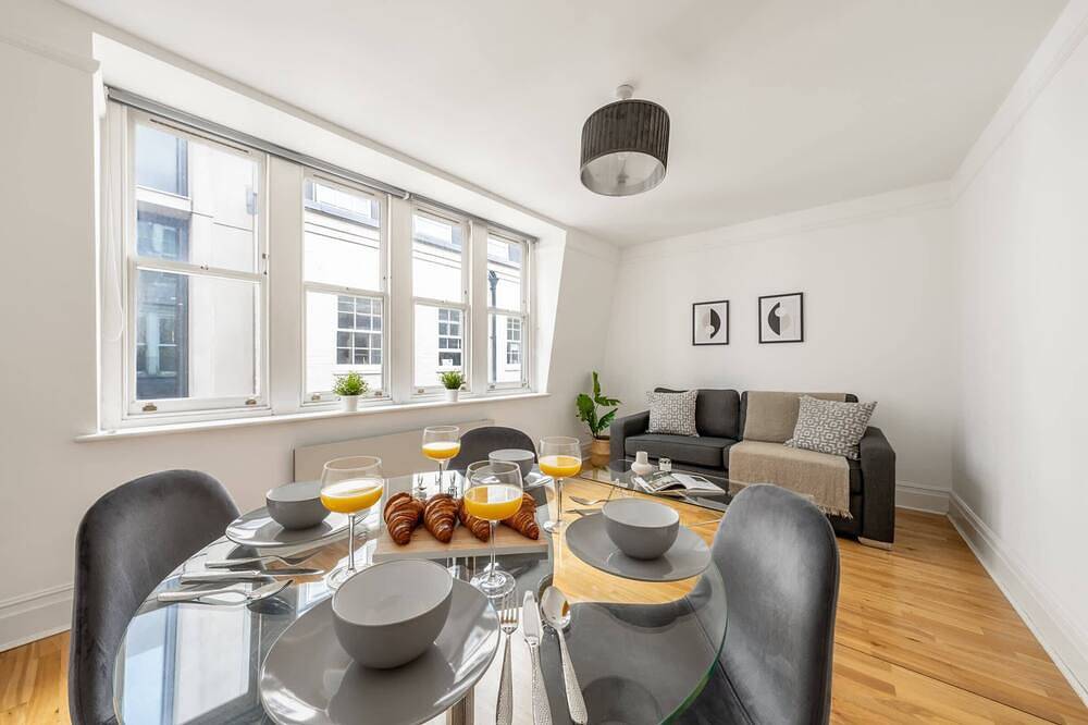 Entire apartment, Classic 1 Bedroom in the Heart of Holborn London in Downtown, London