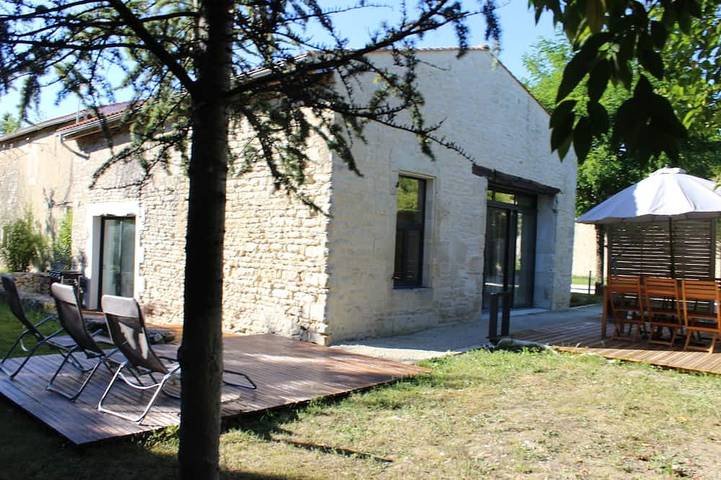 Gîte pour 6 personnes, avec piscine à La Laigne