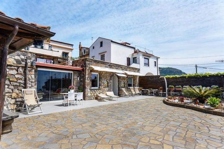 Villa per 6 persone, con panorama e terrazza nonché giardino e piscina a Sant'Agnello