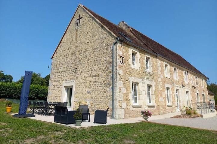 Gîte pour 11 personnes, avec terrasse et jardin à La Mesnière