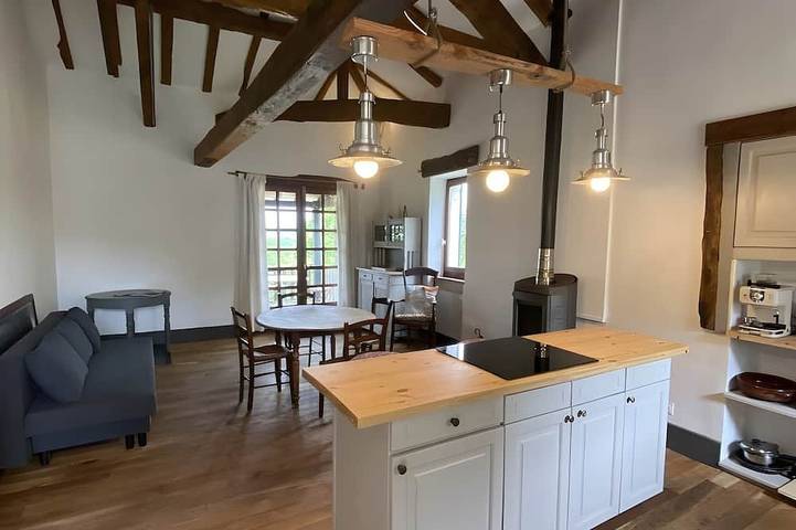 Location de vacances pour 2 personnes, avec piscine ainsi que jardin et balcon à Bourg-de-Visa