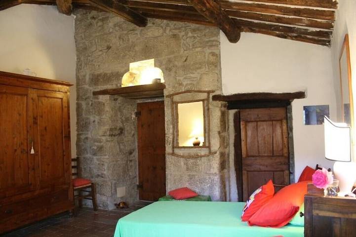 Villa indipendente costruita in pietra, originariamente una torre di avvistamento medievale, vicino a Firenze in Londa, Firenze province
