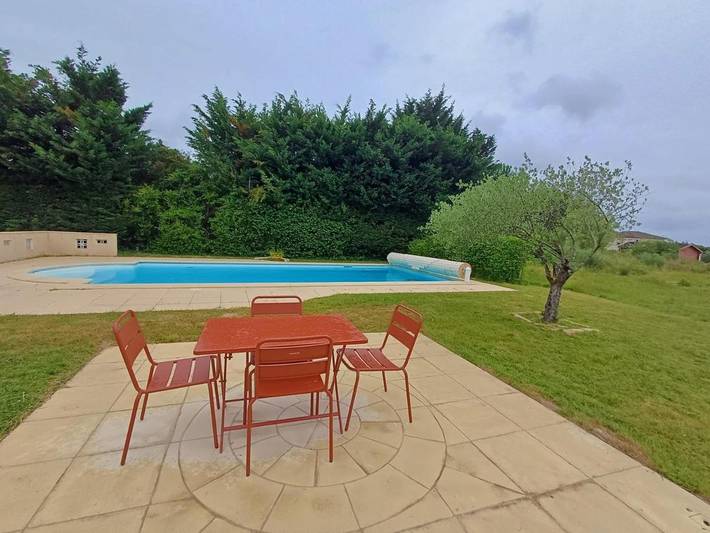 Gîte pour 6 personnes, avec terrasse ainsi que jardin et piscine à Fontaine-le-Comte - 4