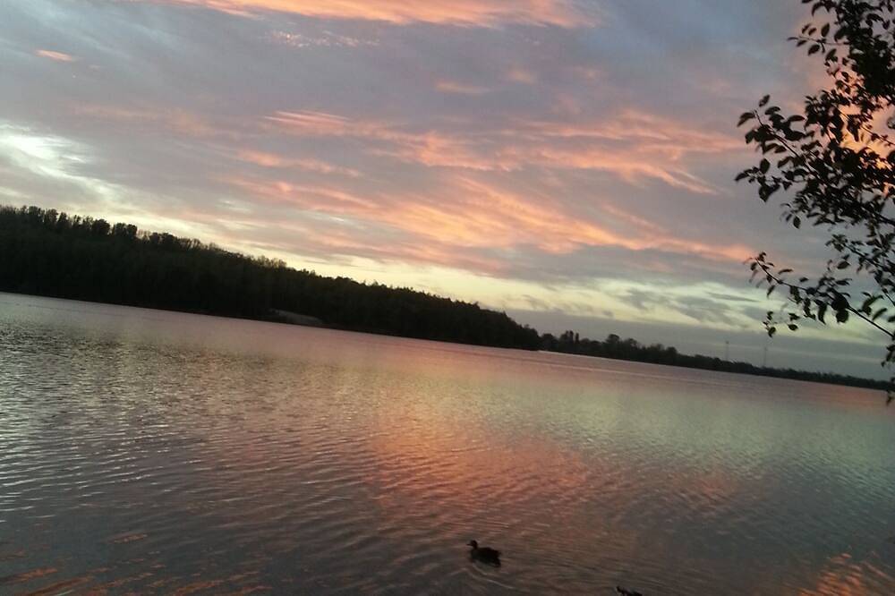 Ganze Wohnung, Schöne Familien-Ferienwohnung mit 2 Schlafzimmern nur 5 Minuten vom See entfernt in Leipzig, Kulkwitzer See