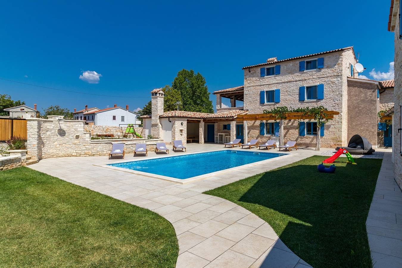 Eine schöne geräumige Villa in einem ruhigen Dorf außerhalb der überfüllten Stadt! in Bokordići, Svetvinčenat