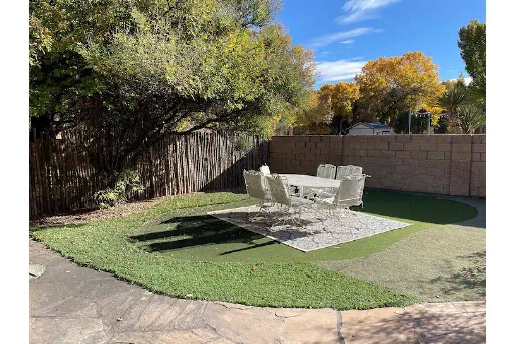 Sumptuous Corrales Oasis Approx 2.5 miles to Balloon Fiesta Park! in Corrales, Sandoval County