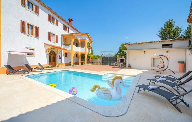 Ferienhaus für 8 Personen, mit Balkon/Terrasse und Garten sowie Pool und Sauna in Skropeti