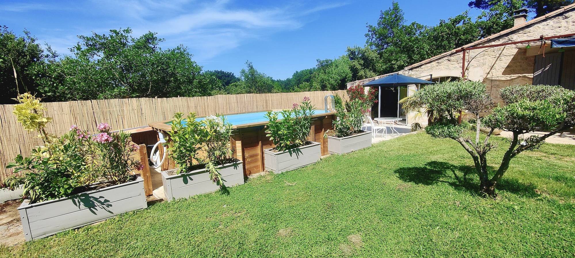 Villa 'Climatisée' with Private Terrace, Wi-Fi and Air Conditioning in Caromb, Parc naturel régional du Mont-Ventoux