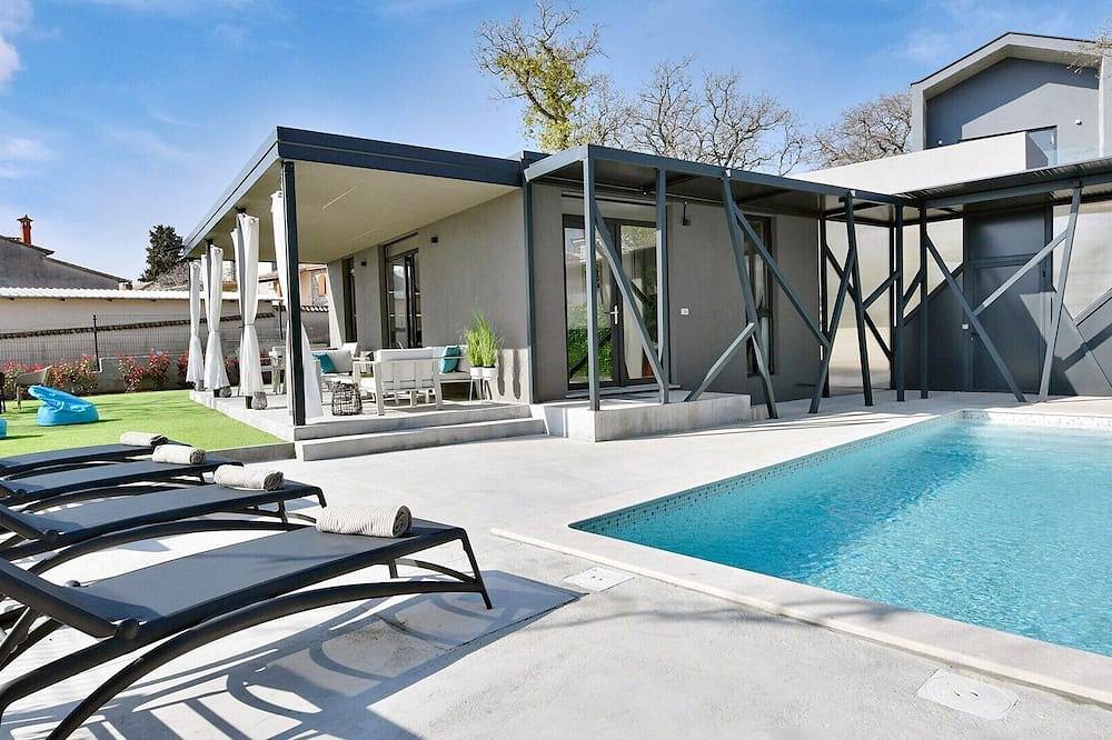 Moderne Villa Barcolana mit Pool in Baderna, Zentralistrien
