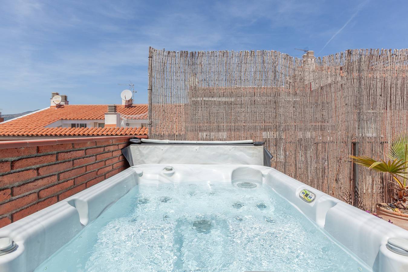 Apartamento entero, Apartamento familiar 'Duplex Beach Masnou' con jacuzzi, terraza privada y Wi-Fi in El Masnou, Costa del Maresme