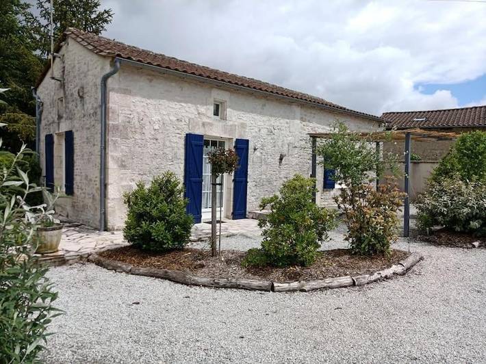 Location de vacances pour 4 personnes, avec terrasse à La Rochette (Charente)