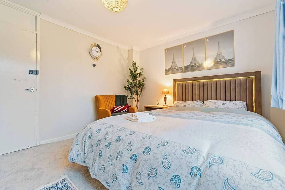 #99 Quirky and Stylish 3-Bed Tamworth Centre Home in Drayton Manor Park, Staffordshire