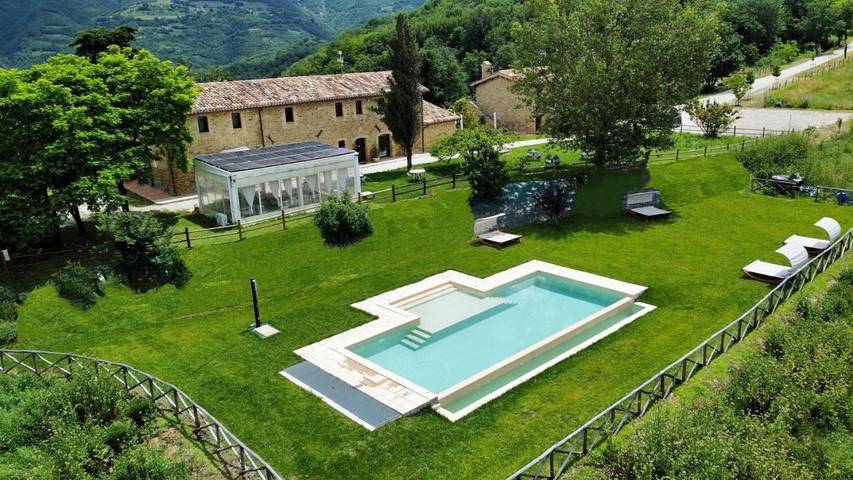 Agriturismo per 5 persone, con panorama e giardino nonché piscina in Parco nazionale dei Monti Sibillini