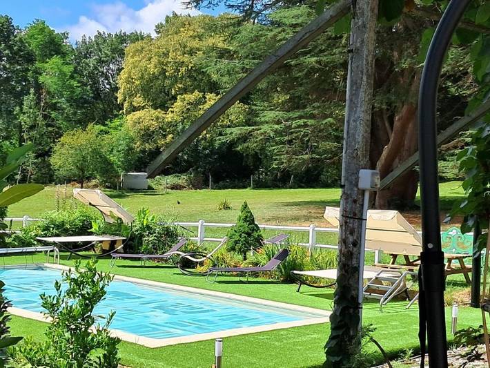 Gîte pour 2 personnes, avec vue ainsi que jardin et piscine à Varilhes