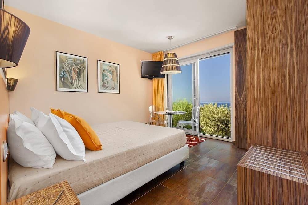 Villa Cinzia, with private pool and sea views in Marciano, Neapel Provinz