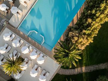 Station pour 2 personnes, avec jardin ainsi que piscine et vue, adapté aux familles dans Anavissos