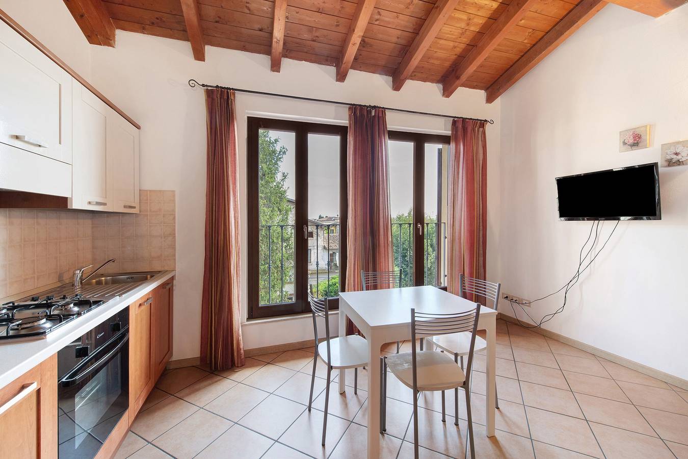 Appartamento intero, Appartamento Borgo con vista montagna, Wi-Fi e aria condizionata in San Felice del Benaco, Prealpi Gardesane