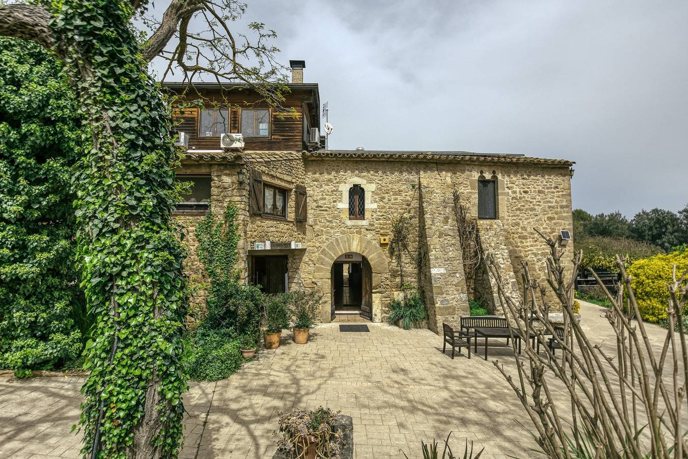 Room 'Gregal' with Shared Pool, Wi-Fi and Air Conditioning in Vilamarí, Cornellà del Terri