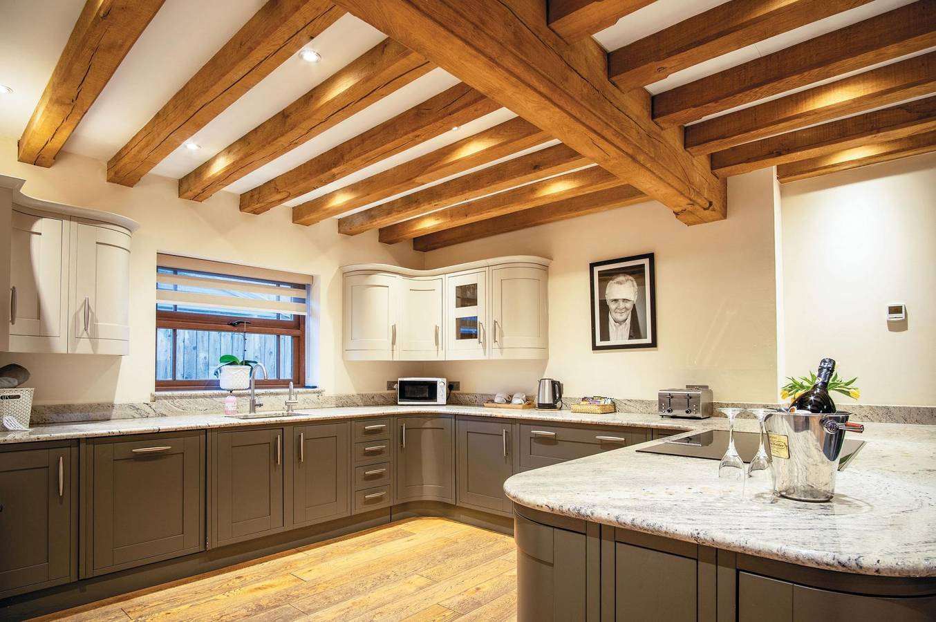 Oak Lodge - Hot Tub - Pen Y Cae Inn in Brecon Beacons