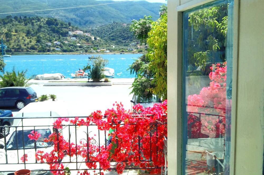 Ground floor of renovated townhouse with large veranda in Poros Stadt, Poros