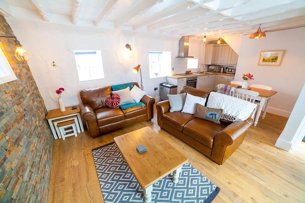 Preseli Cottage, Wynd Hill Hideaway - walk to coast path, beach and pub! in Manorbier, Pembrokeshire