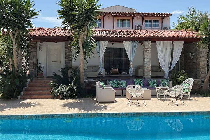 Ferienhaus für 10 Personen, mit Balkon und Whirlpool sowie Garten in Nea Makri