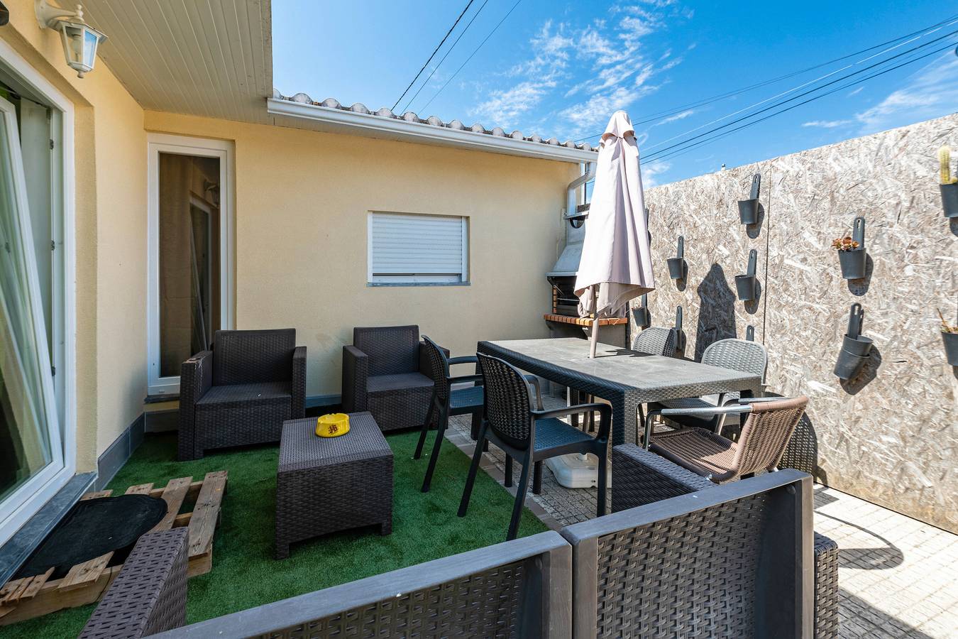 Ferienhaus 'Zen Village Rosa' mit Gemeinschaftspool, Gemeinschaftsterrasse und Wlan-Zugang in Fernão Ferro, Halbinsel von Setúbal