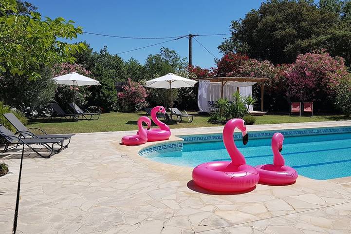 Appartement de vacances pour 5 personnes, avec piscine ainsi que terrasse et jardin