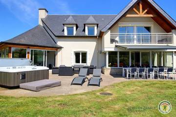 Gîte pour 10 personnes, avec jacuzzi et terrasse ainsi que jardin et sauna, animaux acceptés à Trégomeur